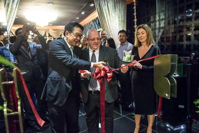 Tan Sri Dr. Francis Yeoh, Managing Director of YTL Power, officiating the opening of the Fragrance Du Bois flagship boutique, alongside Steve Watts, CEO of Fragrance Du Bois Malaysia and Nicola Parker, Brand Director of Fragrance Du Bois (Left to right).