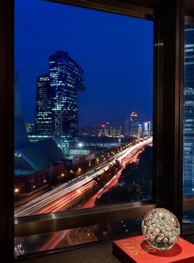 北京瑰丽酒店-客房中的夜景
