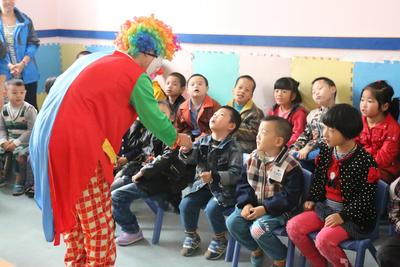 小丑叔叔为儿童康复中心的儿童赠送造型各异的气球