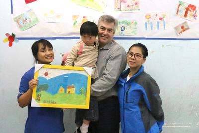 酒店总经理接受武汉禧乐儿童康复中心的儿童赠画