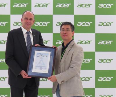 Uwe Halstenbach, Vice President, Electrical, TUV Rheinland Greater China presented  Low Blue Light Certificate to Victor Chien, Display General Manager, Acer Inc.