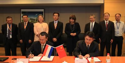 ASML's Sr. Vice President WW Field Service, Mr. Chi Yu (front left) and SMIC's Vice President, SPM and Planning, Mr. TH Chen (front right) formally signs the VPA agreement between SMIC and ASML. SMIC's CEO Dr. T.Y. Chiu (third from far right) and Minister Lilianne Ploumen (fourth from far right) were also present at the signing ceremony.