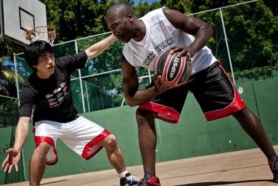 室外篮球Tarmak兼顾抓握感、回弹力和耐磨性