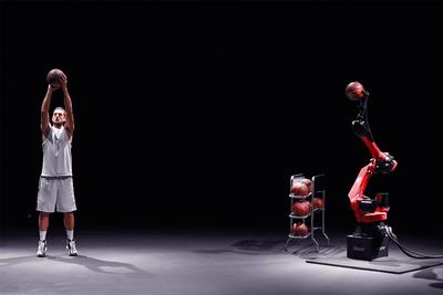 柯马Racer机器人与NBA球星马科.贝里内利同台合作