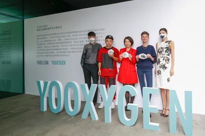 YOOX集团中国区总经理Mimi Vong女士 与嘉宾项目参与设计师Xander Zhou及 北京设计周创意总监Beatrice Leanza女士及名模合影