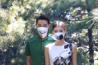 名模陈新欣与李振佩戴YOOXYGEN“绿色正能量”慈善环保口罩拍摄系列时尚大片
