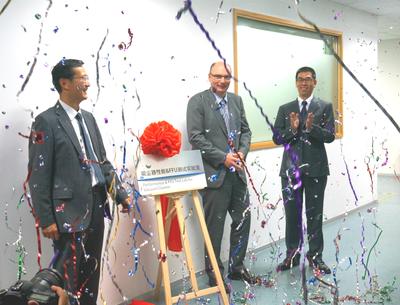 莱茵技术（上海）有限公司首席运营官陆勋海、德国莱茵TUV大中华区电子电气服务总经理李化雨为实验室揭幕