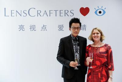 LensCrafters 亮视点大中华区首席执行官 Ms. Anthea Muir 女士与著名演员及歌手刘恺威先生举杯庆祝 LensCrafters 亮视点中国首个视光中心