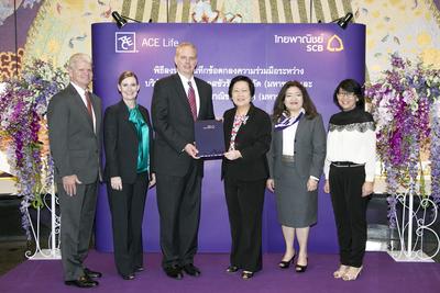 Siam Commercial Bank's President, Mrs. Kannikar Chalitaporn (third right), and ACE Life's President, Mr. Russell Bundschuh (third left), jointly announced the signing of the MOU to jointly develop and offer life insurance products to better cover the wider variety of demands and expectations of customers in every segment in a bid to strengthen and reaffirm the bancassurance leadership. The event took place at the SCB's Head Office.