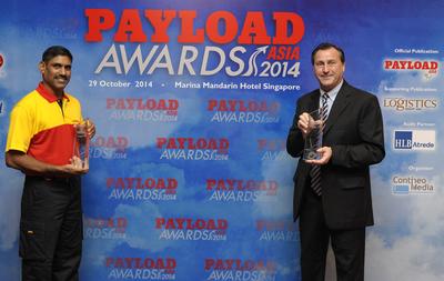 (L-R): Ramesh Natarajan, DHL Express Singapore courier** and Sean Wall, EVP, Network Operations & Aviation, DHL Asia Pacific at the Payload Asia Awards 2014.
