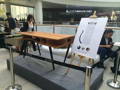 10月25日小怪兽巡回创意集市上，价值15万美金 猫桌在杭州城西银泰城展出