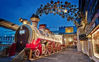 A 30-meter long “Starry Christmas Train” with giant steam locomotive funnel and countless stars is stopped at Harbour City Ocean Terminal forecourt