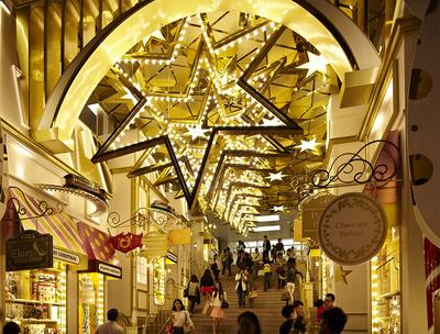 The staircase ceiling will be fully covered with giant hexagonal stars and star-shaped lights that creates a giant 3-dimensional Christmas star in the sky