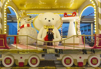 The carriage of Harbour City “Starry Christmas Train” displays Snowman, Teddy bear, and gift box, all standing at 3 meters tall