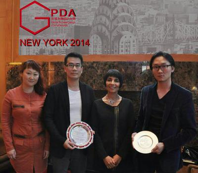 Shashi Caan (America/3rd left), Judge of Building Group of 2014 GPDA, hosted the "Annual Excellent Award of GPDA of 2013 and 2014" ceremony and presented the awards to ZHENG Yanghui (2nd left), the winner of Annual Excellent Designer Award of GPDA 2013 and SU Yang (4th left), Design Director of Xiamen Sulin Design Studio, the winner of Annual Excellent Award of GPDA 2014. Ranran (1st left) conducted a live report of the event. (Photographer: CALVIN/US)