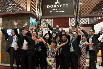 集团销售与营销部高级副总裁 Philip Schaetz（后排穿蓝色格子衬衫）与来自中国大陆、马来西亚、新加坡、香港和伦敦的帝盛酒店优秀销售与营销团队在日前闭幕的2014亚洲国际旅游展 (ITB Asia) 上的合影。