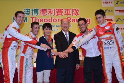 澳博董事局主席苏树辉（右三）、常务董事梁安琪（左三）与「澳博德利赛车队」车队总监小叶德利（右二）、赛车手奥康（右一）、傅奥（左二）、拉提菲（左一）