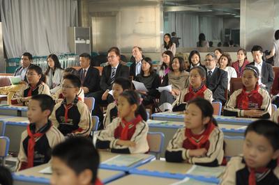 牛津大学出版社亚洲教育董事成员在上海普陀区长征中心小学细心观课