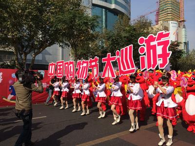 银泰大巡游狂欢上演 杭州延安路首次让道消费者