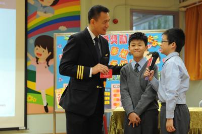 Hong Kong Airlines’ pilot and flight attendants shared their flying dreams in a lively and interesting way and encouraged students who are longing for aviation field to work hard and stick to their dreams.