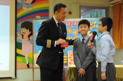 香港航空的机师及机舱服务员以生动有趣的方式跟学生们分享飞行梦，并鼓励对航空业有无限憧憬的小朋友坚持理想，向梦想出发。