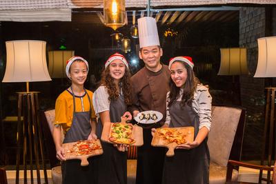 行政总厨黄伟翔先生与美国人学校学生共同制作圣诞主题甜品和Pizza，度过了愉快的烘培活动
