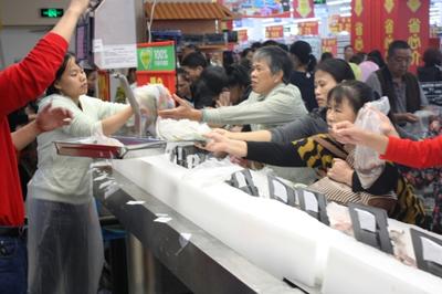 沃尔玛东莞大岭山玉屏路分店开业当天，顾客正在选购优质低价的鲜食产品。