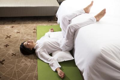 威斯汀品牌亚太区健康生活大使既中国悠季瑜伽联合创始人尹岩演示天梦之床配套瑜伽体式。适于旅行中的便捷瑜伽课程将围绕威斯汀品牌六大健康要素，为中国商旅人士提供更多健康体验。