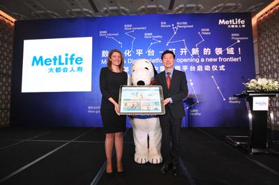 Senior Vice President and Head of Direct and eBusiness for MetLife Asia Kathy Awanis (left) and CEO of MetLife China George Tan (right) officially launch MetLife's China Digital channel with Snoopy.