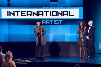 张杰荣获由全美音乐奖所颁发的“年度国际艺人奖”