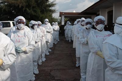 11月7日，在位于塞拉利昂北部邦巴利区首府的马克尼市的埃博拉培训中，医务人员身穿个人防护装备，他们的名字被手写在防护围裙上。(C) UNICEF NYHQ/2014/James