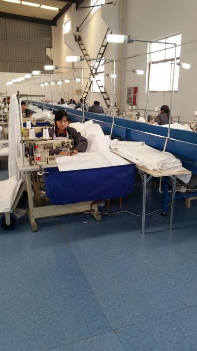 中国供货商工厂中工人正在制作埃博拉防护装备 (C) UNICEF/2014/Stuart Turner