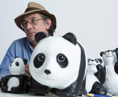 “1600 熊猫”之父-- Paulo Grangeon 是法国著名雕刻艺术家，他从事创作30多年；图为他与其针对不同国家及地区特别创制的纸糊熊猫