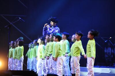小星辰品牌集团皮卡泡泡梦想学校的25位小学员与张杰一同演唱《仰望星空》