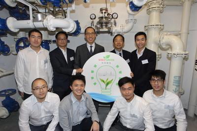 （后中）信和集团黄永光先生很高兴与香港理工大学及奥雅纳工程顾问合作研发首个大厦水力发电系统；过程并充分体现年轻科研团队的活力、创意和团队精神。