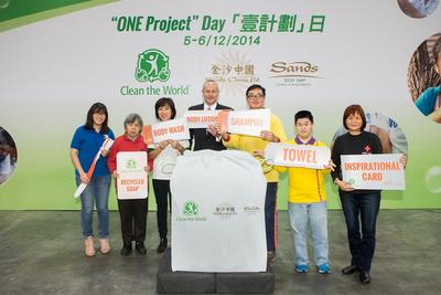 Mark McWhinnie (fourth from left), Senior Vice President of Development and Shared Services and Director of Sands Cotai Central, Sands China Ltd.; Jolene Han (third from left), Managing Director of Clean the World Asia; and volunteers from the five participating associations officiated the kick-off ceremony of “One Project Day” Friday.