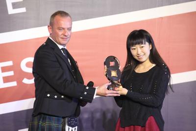 来自英国豪迈北京办公室的Rebecca Kang 代表海诺威领奖