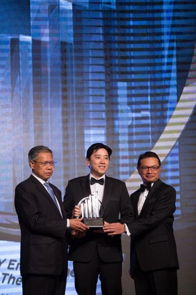 Ivan Teh, Fusionex Managing Director (Middle) receiving the EY Technology Entrepreneur of the year award from YB Dato’ Sri Mustapa Mohamed, Minister of International Trade and Industry, (left), together with Dato’ Abdul Rauf Rashid, Ernst & Young Country Managing Partner (right) at the prestigious 2014 Ernst & Young Entrepreneur of the year gala dinner held at the Majestic, Kuala Lumpur.