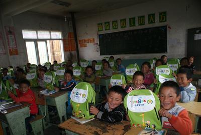 阿坝州若尔盖县求吉乡小学领到了新书包和文具 ，孩子们非常兴奋