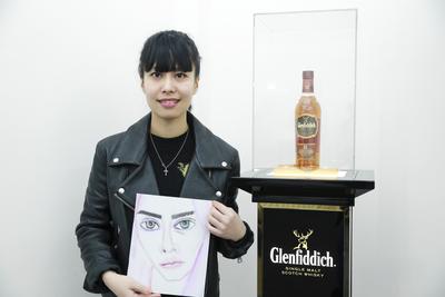 艺术家胡子在最喜欢的格兰菲迪15年威士忌旁展示此次个展画册