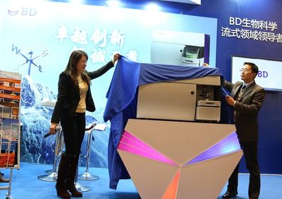 BD中国生物科学业务市场总监李芸和临床市场经理李涛共同为新品揭幕