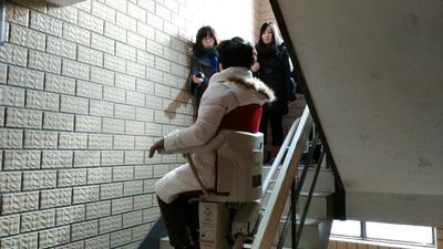 住在7楼的75岁老人王黔阿姨正在使用斯坦纳式电梯上楼