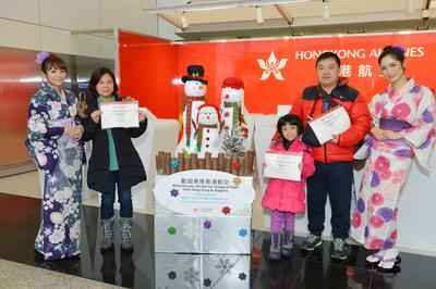 Before departure, models dressed in traditional Kimono presented every passenger with an inaugural flight certificate and souvenir in gratitude for their support to the Hong Kong-Sapporo route, impressing them with the charm of Japan in advance.