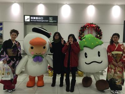 Cute and lovely “Tomachoppu and Kitapyon” – mascots for Hokkaido tourism campaign gave passengers hospitable greetings and pretty souvenirs which marks a fantastic start of the journey.