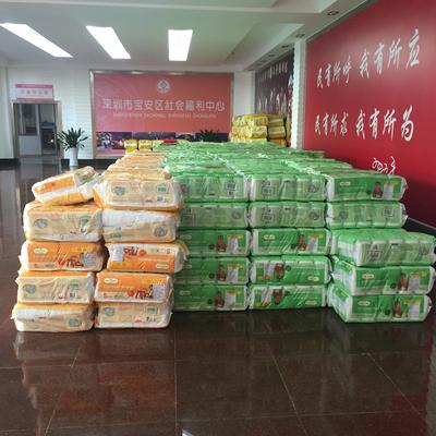 深圳市宝安区社会福利中心接收沃尔玛捐赠的儿童纸尿片。