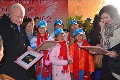 各国大使与中国儿童少年基金会的孩子和互赠新年礼物