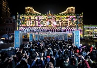 Huge Crowd Celebrate New Year's Eve at Sands Resorts Cotai Strip Macao