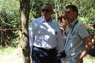 亚洲种植园资本公司首席执行官 Barry Rawlinson 与独立顾问 Olivier Breda 一同视察沉香树