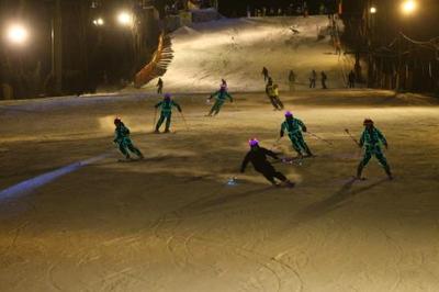 国内首现千人荧光滑雪跨年 绿野网系列活动助威冬奥