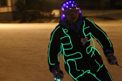 荧光服在跨年夜的滑雪夜场分外夺目